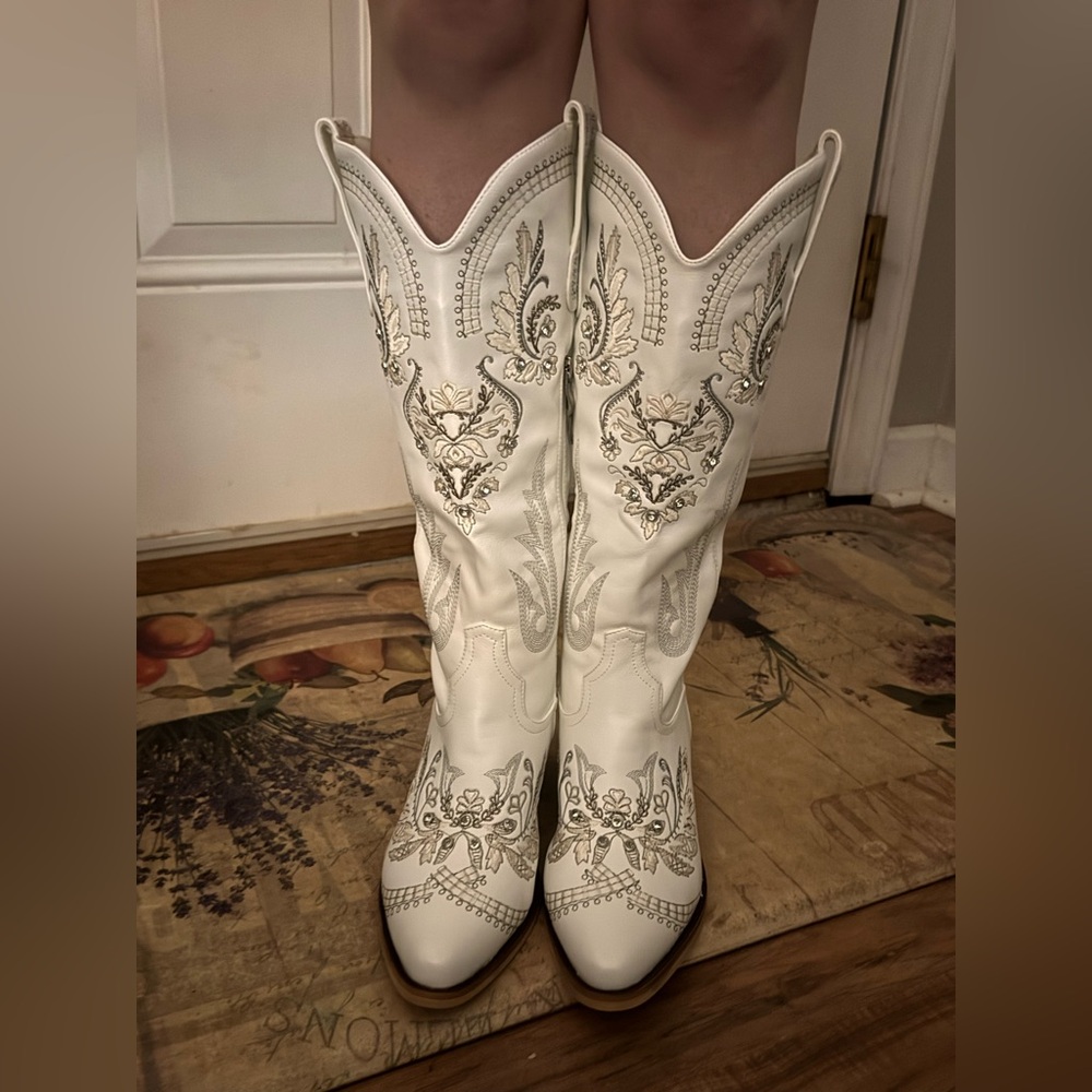 White Pasuvo cowboy boots in a size 7.5 Brand New- Never been worn.